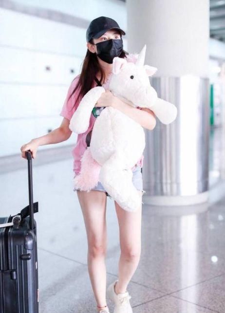 宋祖儿欧阳娜娜同框，姐妹俩的裙子一条比一条短，坐下都不方便！