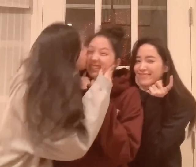  粉丝：欧阳娜娜和姐妹跳舞，不忘在妹妹脸上留下印记，看清后粉丝也想要