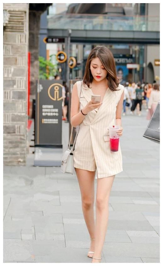 街拍|:身材高挑,吊带上衣包裹着傲人的胸围,撩人!