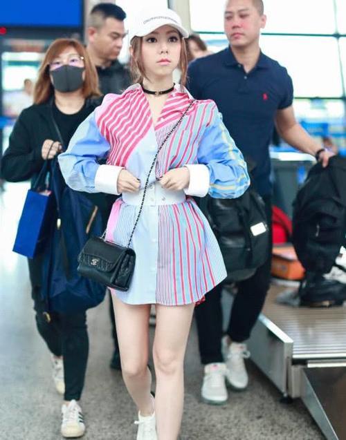 邓紫棋上半身俏皮可爱,却被下半身“格格球鞋”抢镜,这鞋真个性