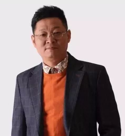  『神仙』演太监出名，娶180超模归隐山林养鸡，如今快活似神仙