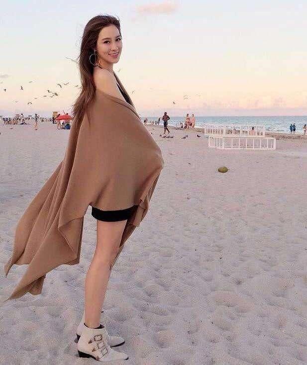 徐子淇穿成这样真是豁出去了！网友：下秒肩带就要滑落了！