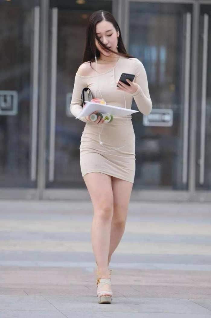 街拍: 露脐装尽显傲人身材, 纤细小蛮腰尽情展现