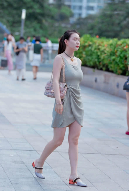 小姐姐吊带连衣裙既显迷人曲线，贴身的设计使得胸部更加的饱满