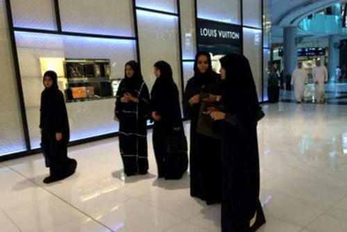 去迪拜旅游时，遇到黑袍女性最好躲远点，导游：她们没那么简单