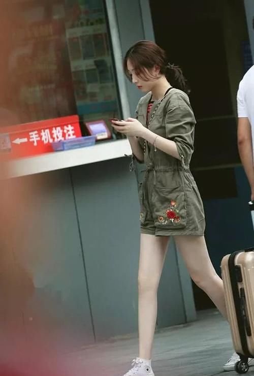  【迷人】美女街拍：漂亮小姐姐们的新潮穿搭，靓丽时尚又迷人