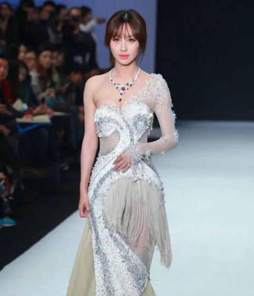 李菲儿一身透视装艳压全场，大胆的装扮令人咋舌，网友：豁出去了