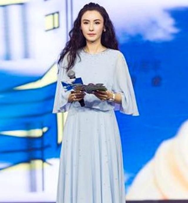 「造型设计」张柏芝放飞了?穿捆绑裙子秀性感,肚脐上栓项链,真看不懂的时尚