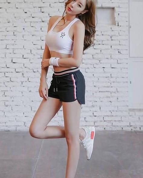 身形优美的打底裤美女，成熟有气质，回头率十足！