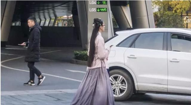 【难道】满大街的汉服小姐姐，难道我穿越了？网友：那个紫衣仙女我要了！