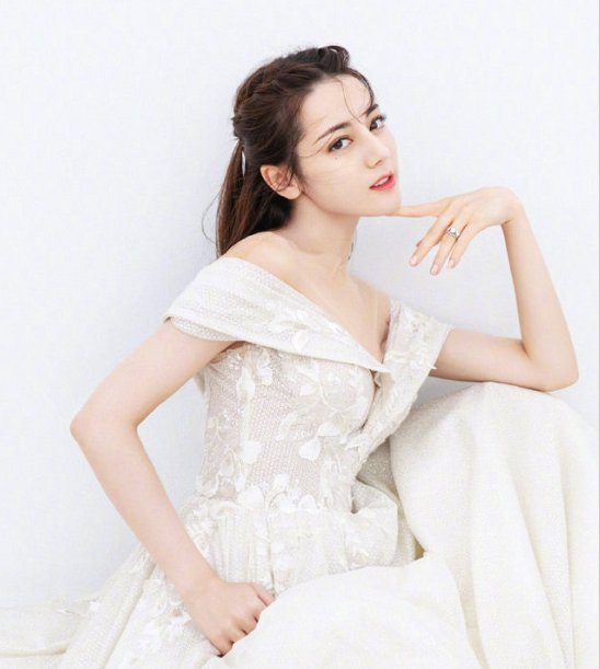 『迪丽』本以为古力娜扎穿婚纱就够美了, 看到迪丽热巴穿婚纱: 如梦如幻