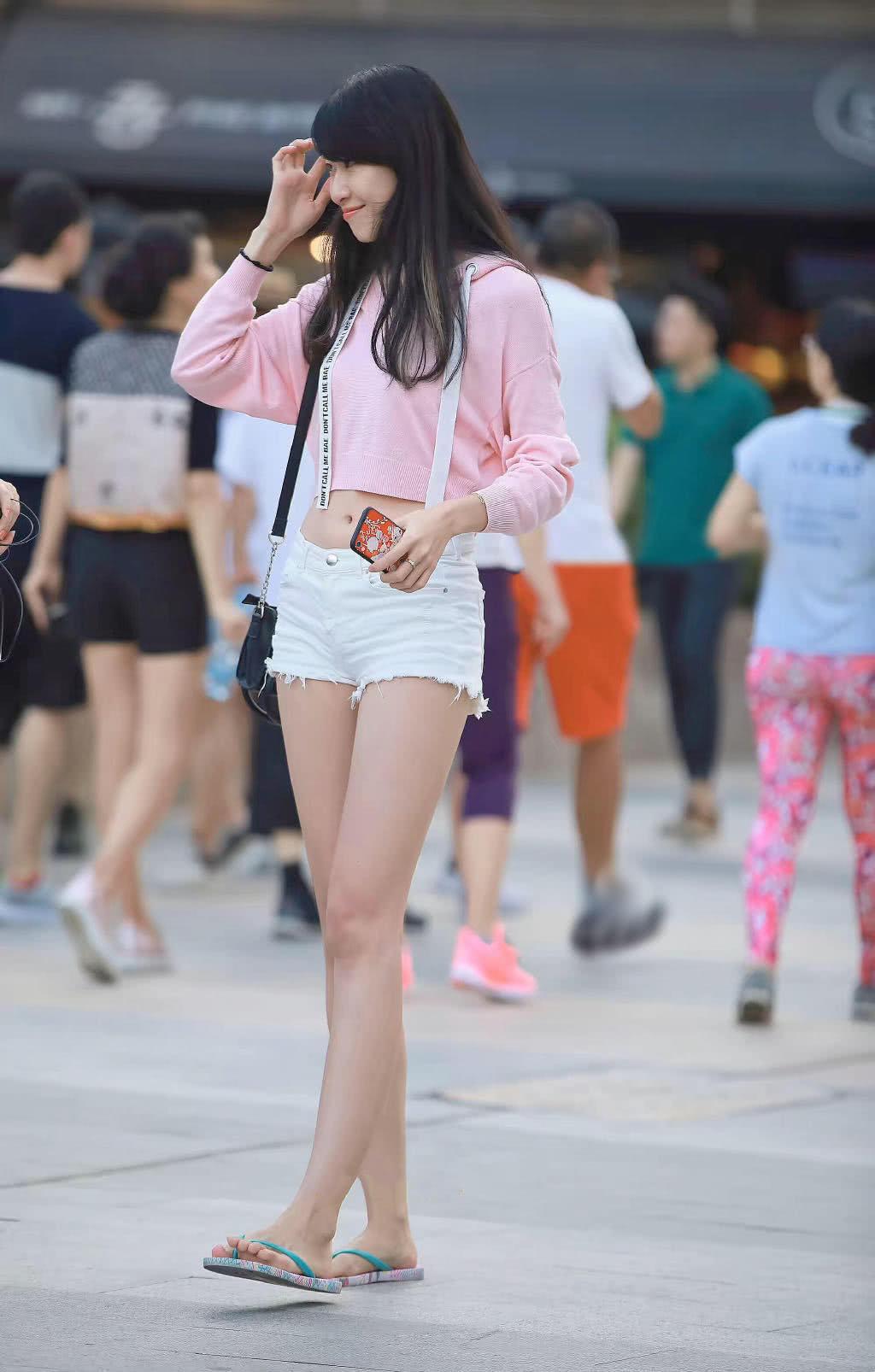 街拍美女：小姐姐紧身热裤显出大长腿，翘立美艳姿态很是性感迷人