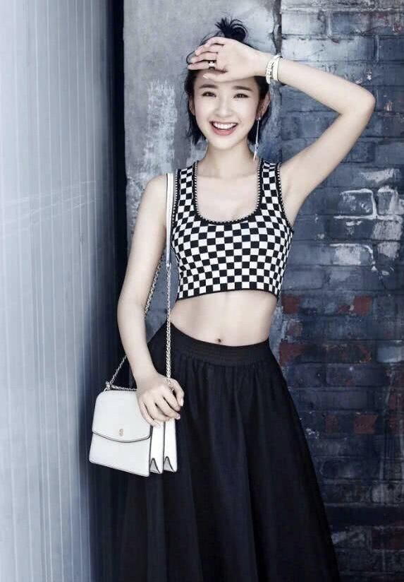 唐艺昕太会穿了，把马赛克穿身上大秀身材，网友:张若昀赚了