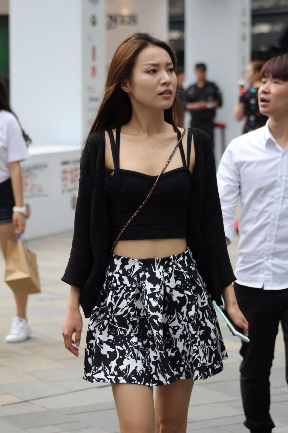 街拍联盟：很有感觉的吊带裹胸长发美女，清凉拖鞋秀出修长美腿