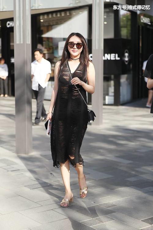 美女真敢穿！黑色镂空线条连衣裙不搭披肩就出门了，个性、时尚！