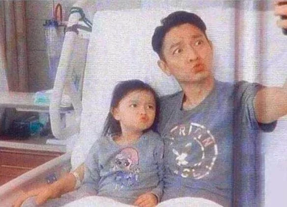 威尼斯人平台:刘德华爱女照片,古灵精怪 威尼斯人平台:刘德华爱女照片,古灵精怪