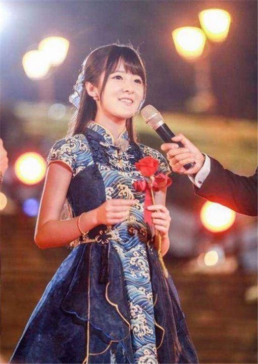 被徐娇不穿汉服的样子惊艳到了！黑色衬衫搭长裤，完全认不出！