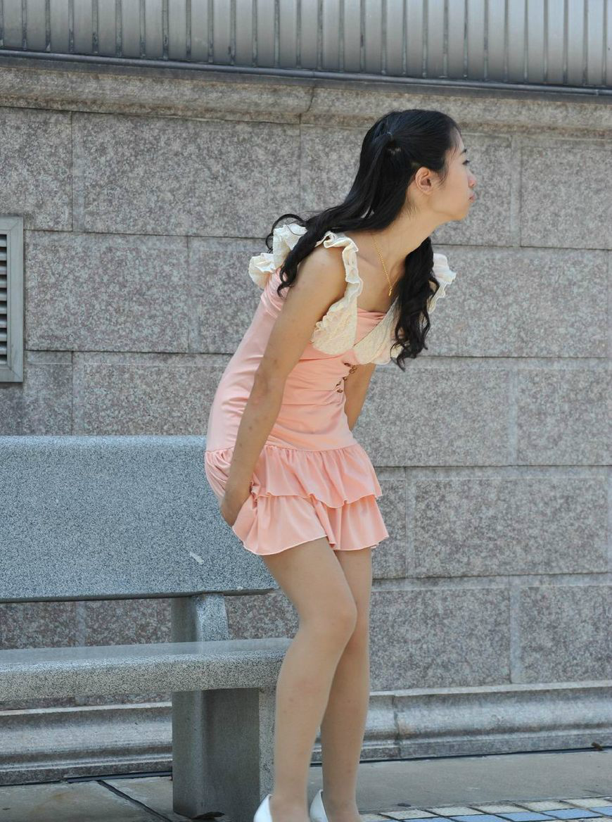 街拍，图三黑色丝袜加高跟鞋，图五粉色裙子加肉色丝袜，都很亮丽