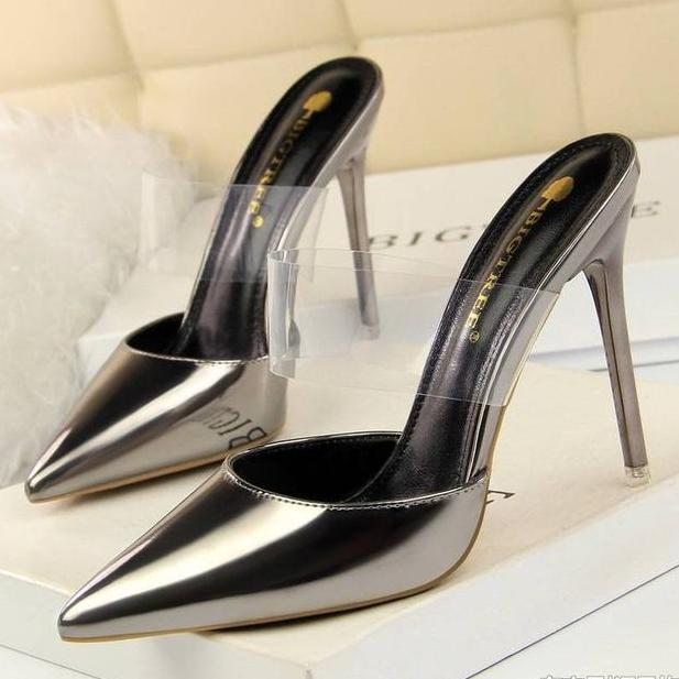 哪个坏蛋设计的超级‘’高跟鞋‘’？1米55小姨居然穿出170