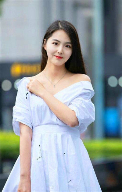 美女|街拍:美女穿露肩连衣短裙,凸显别致的美,笑容甜美可爱