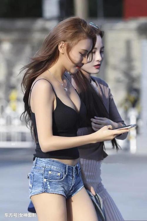 时尚街拍:抓住夏天的尾巴,小姐姐尽情展示好身材!