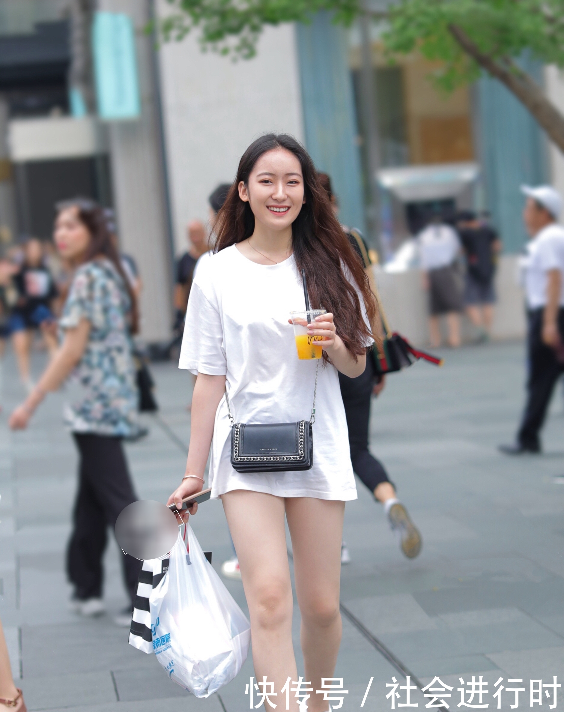  「宽松」不用复杂的穿搭，一件宽松T恤就够美了