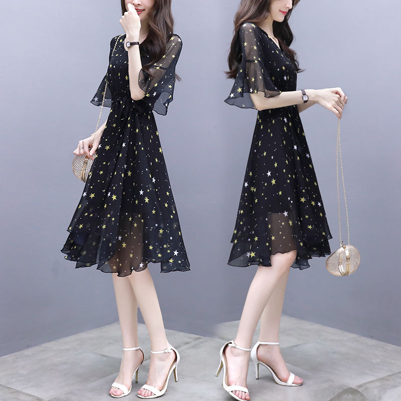 谁说女人太丰满了不美,看女人穿的“大摆裙”,高挑性感有韵味