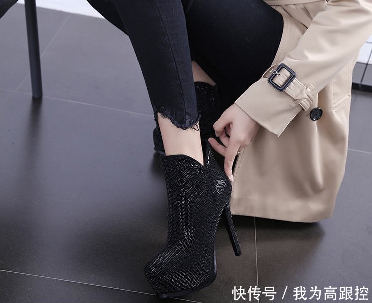 鞋身和鞋跟都布满小黑珠子的性感高跟鞋