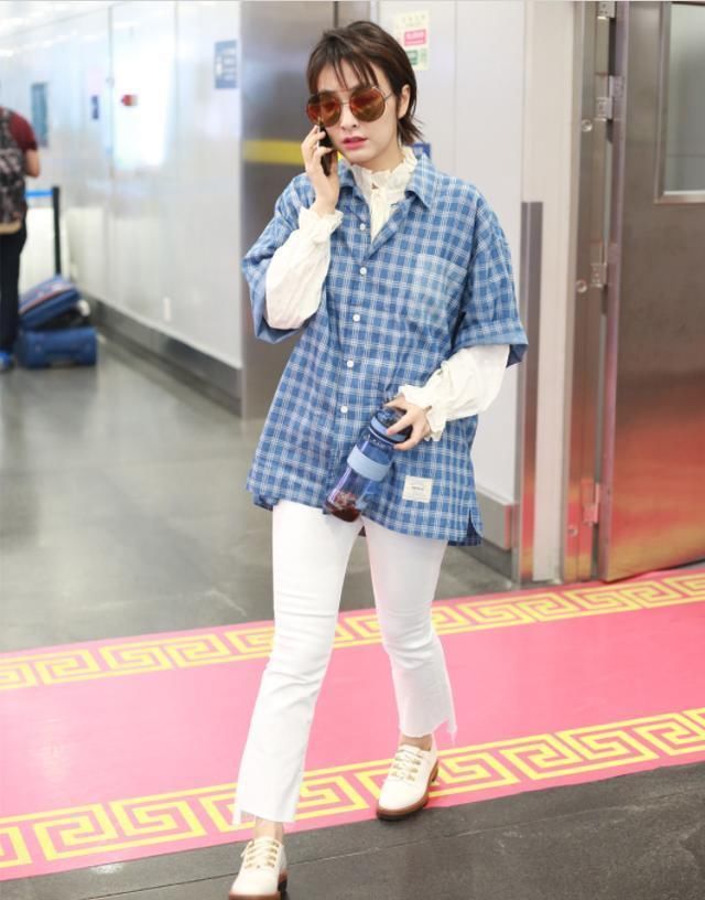 吴昕都敢穿白色紧身裤出门了，真以为自己瘦了?你这是在自欺欺人