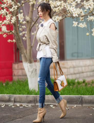 霍思燕尴尬了，穿一双裸色高跟鞋，竟显得脚面比小腿还长！