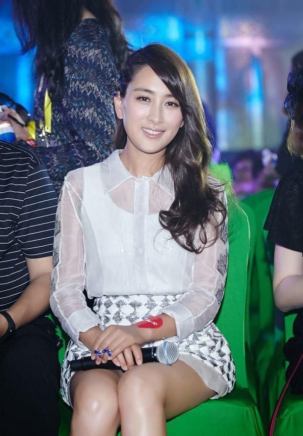 马苏着超短裤一身清凉装伴,网友直呼你的大腿根都快露出来了