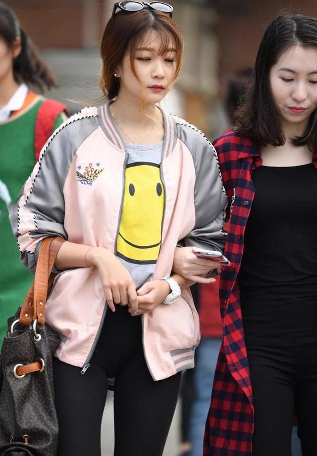 街拍:两个时尚小姐姐一起出街，婴儿肥小姐姐运动紧身裤紧绷有力