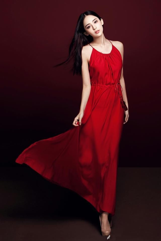 古力娜扎穿深V鱼尾裙现身，好身材藏不住，网友：越看越有女人味