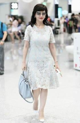 64岁赵雅芝镂空连衣裙亮相，腰间赘肉反成亮点，让人感到匪夷所思
