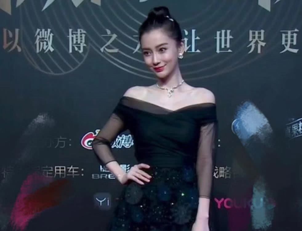 生图■郑爽甜美，热巴镜头前拉高抹胸太率真，生图来了：赵丽颖成熟