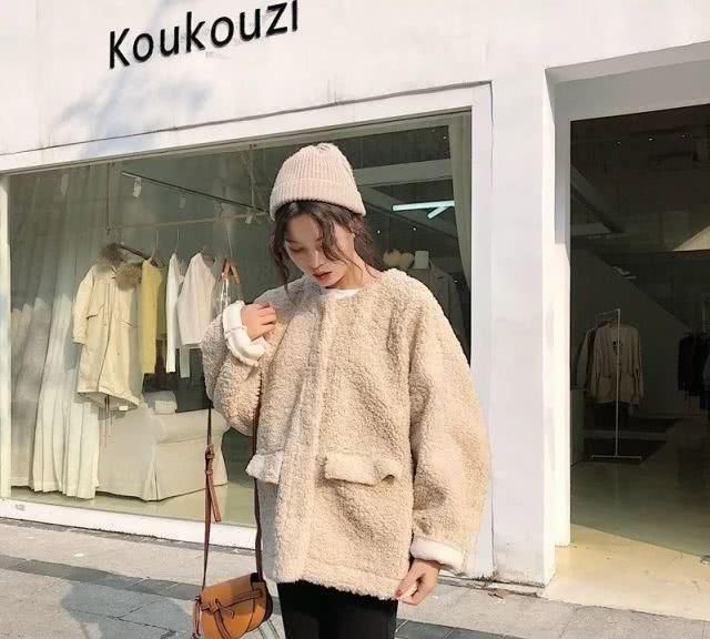  #中年#建议中年女人，过年羊羔毛外套 半身裙，搭短靴，吸睛优雅又减龄