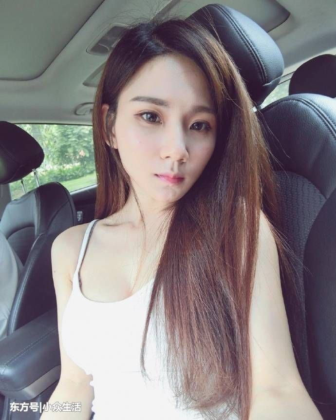 街拍:小姐姐一件吊带小背心，带子吸引人眼球!