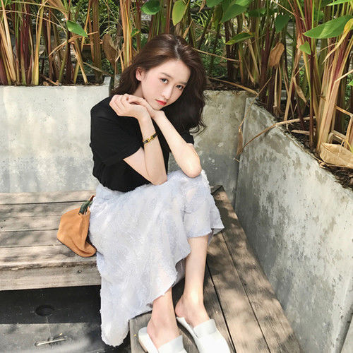 想要前凸后翘吗?一件修身T恤帮你搞定，美爆了