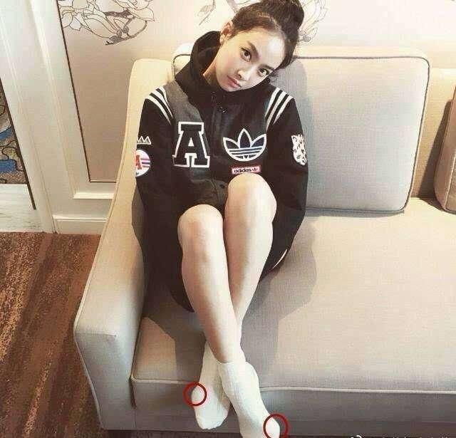 高跟鞋到底多难穿? 杨超越节目录制偷偷脱鞋, 宋茜的脚成了这样!