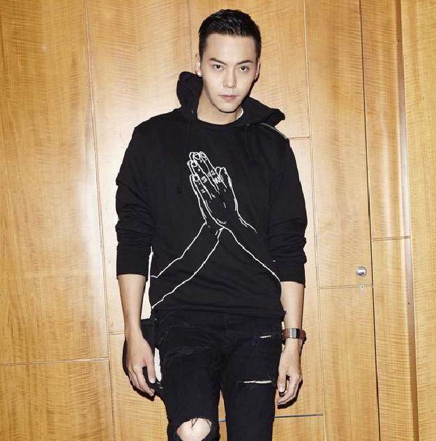 40岁黄晓明机场街拍装嫩，陈伟霆鹿晗最爱的破洞牛仔裤你真敢穿呀