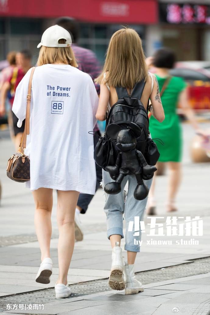 重庆街拍，好身材配上简单的净色吊带连衣裙也是好看的