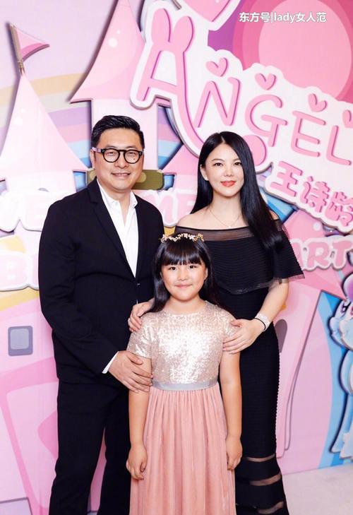 李湘穿长裙录制节目，裙子却遭网友嘲讽：有钱人，全身都是珠宝