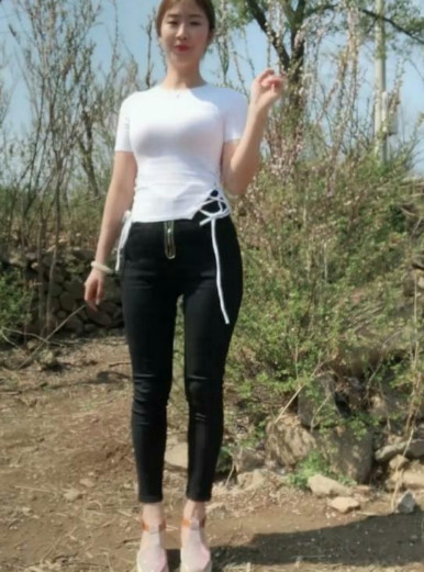 农村女孩穿白色紧身装也能体现柔美身姿，不仅能干还漂亮
