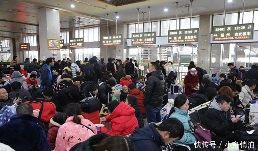 “返城潮”来袭，明明有高铁，农民却要坐10几小时的火车，很心酸