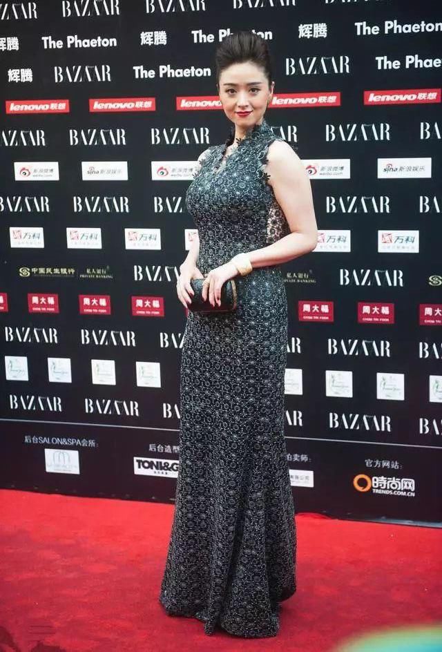 蒋欣的水桶腰算什么呀,奇葩发型才是亮点,网友:得罪发型师了?