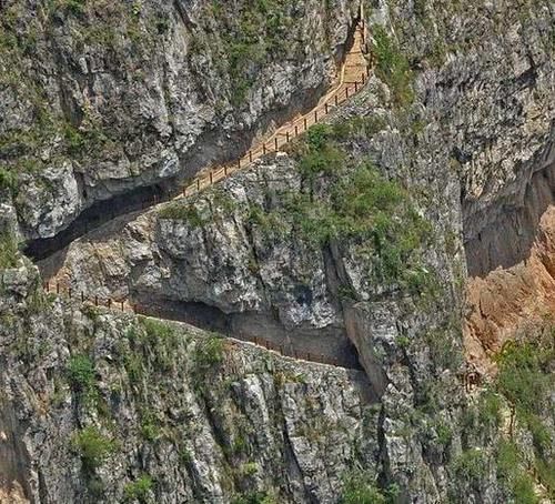 我国最“悬”的村子,行走在3公里绝壁上,网友:人类的奇迹?