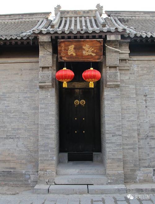 青砖灰瓦，古色古香，与甜水井街并称“龙凤街”