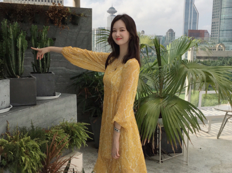 街拍：苗条白皙小鸟依人的小姐姐，穿着热情性感清纯无暇妩媚迷人