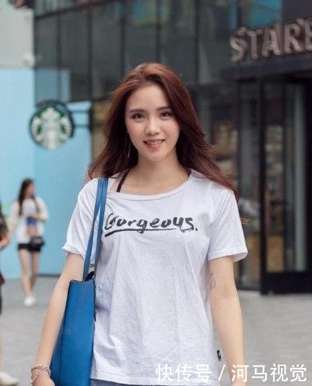 「 美女」彰显女性娇俏气质,热情活泼的时尚街拍:俏皮可人的美女