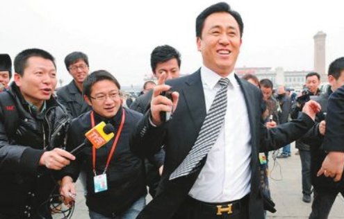  海陆空■从“掏粪工”走向中国首富，如今捐款超25亿，海陆空座